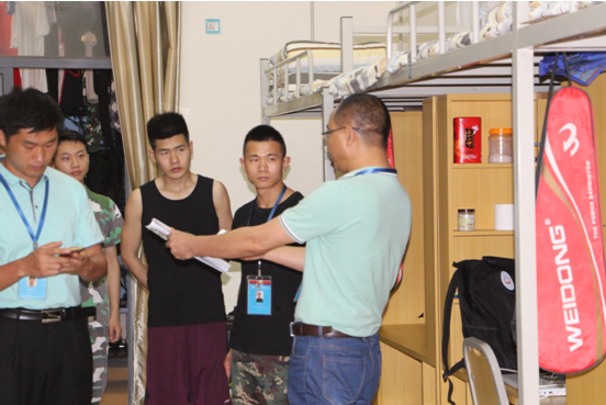 学院党委书记许从进走访男生宿舍.jpg